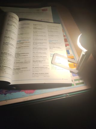 Luz lectura libros, ebook. Dos intensidades.