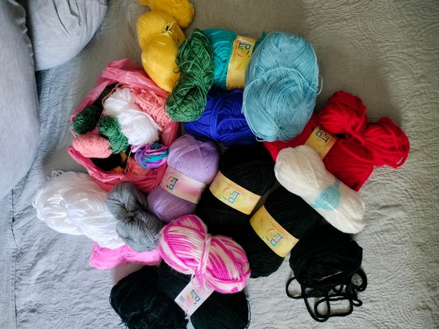 Lanas de colores variadas