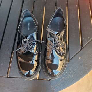 Zapatos negros de charol
