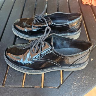 Zapatos negros de charol