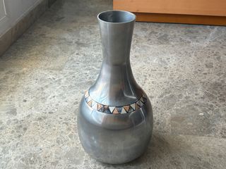 Jarrón metálico decorativo