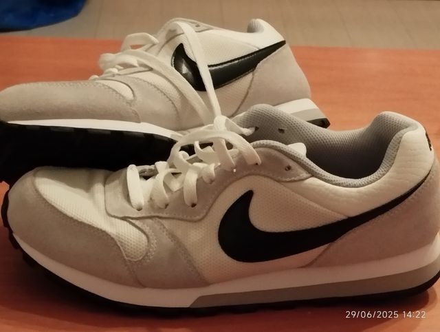 Zapatillas Nike grises y blancas