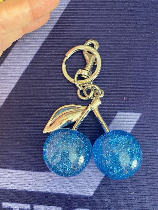 Llavero cerezas azules coach