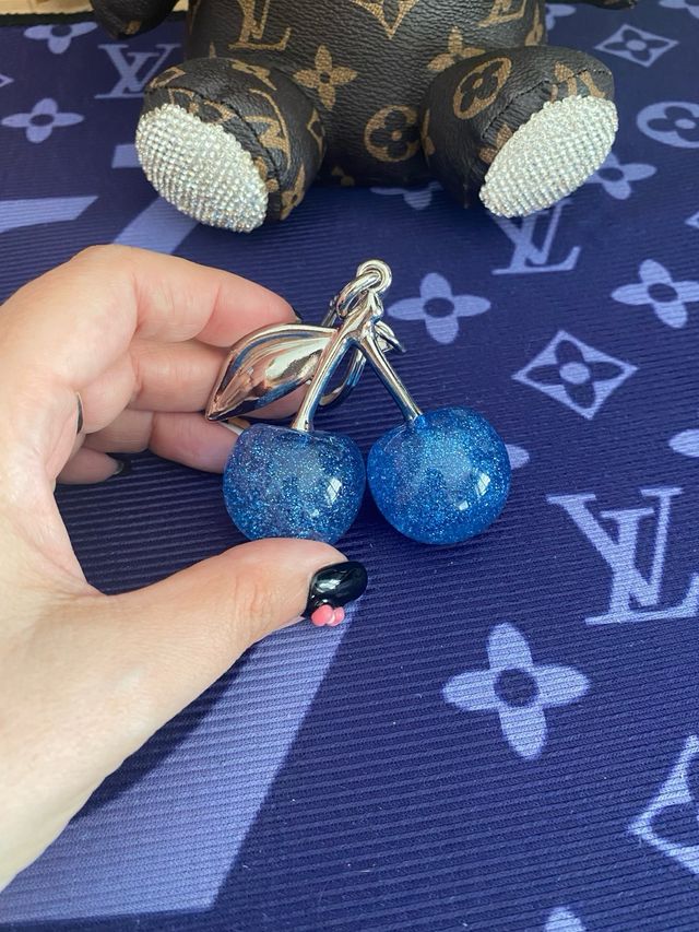 Llavero cerezas azules coach
