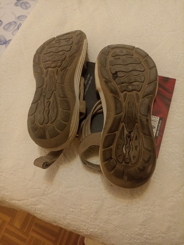 Sandalias Skechers gris clarito fascitis plantar