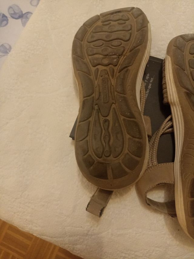 Sandalias Skechers gris clarito fascitis plantar