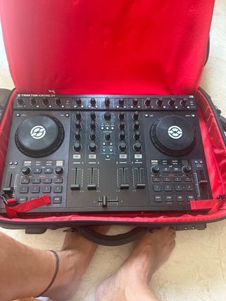 Traktor Kontrol S4 DJ Controller urge vender