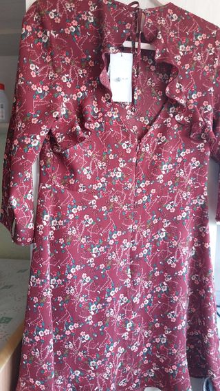 Vestido floral rojo talla M - Nuevo con equitetas.