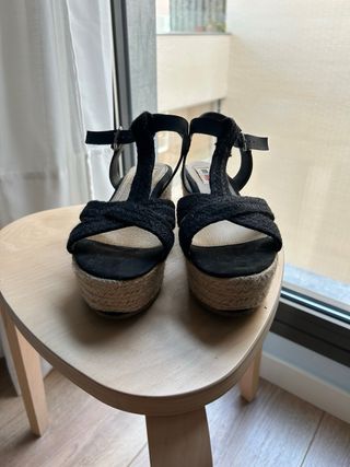 Sandalias cuña Mustang negras