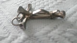 Crucifijo plateado clavos - Colgante