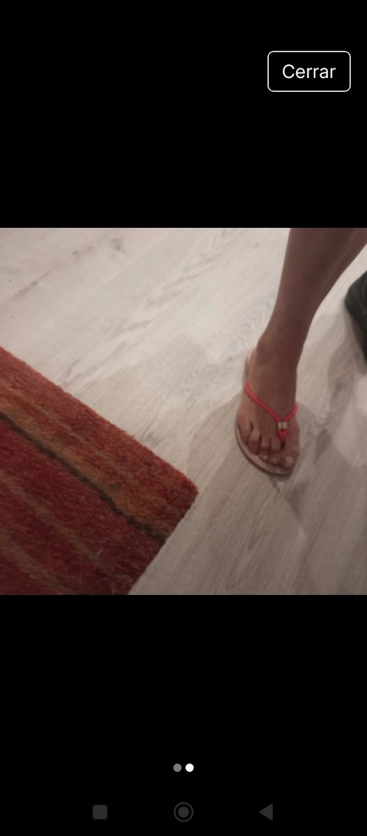 Sandalias planas rojas y marrones