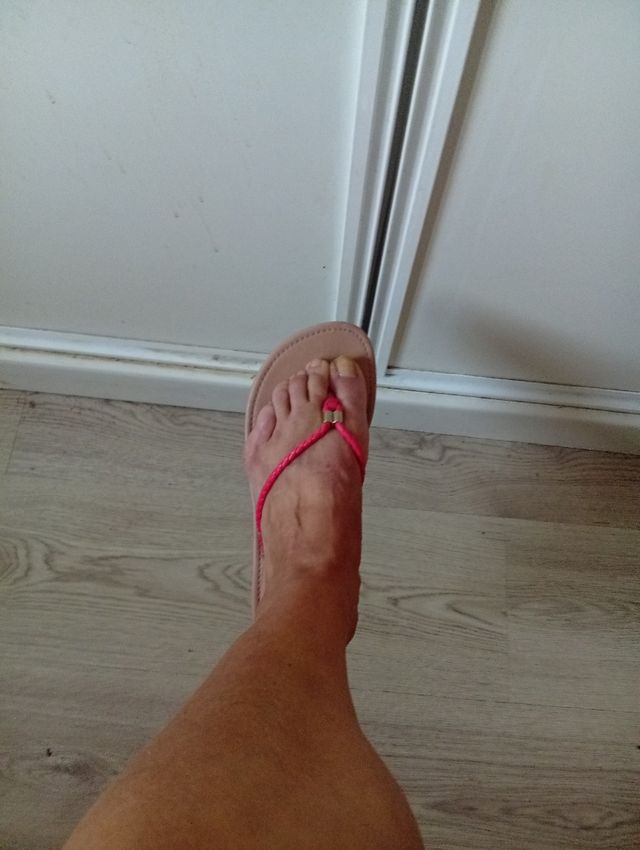 Sandalias planas rojas y marrones