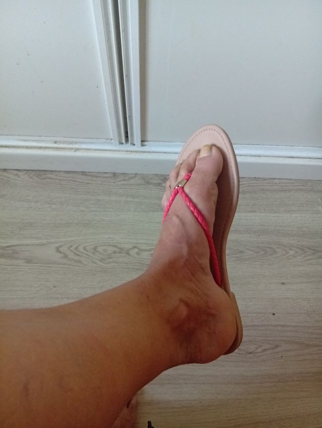 Sandalias planas rojas y marrones