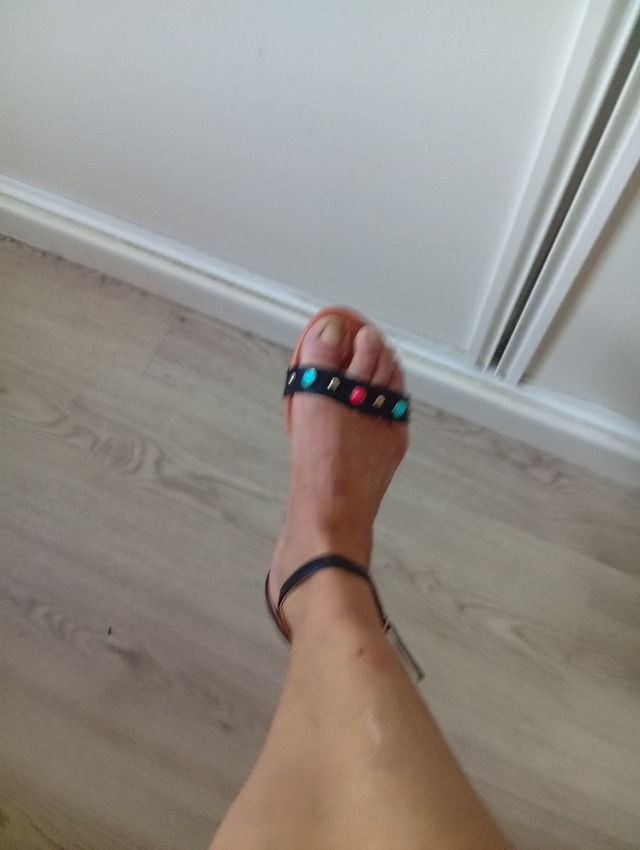 Sandalias planas negras y marrones