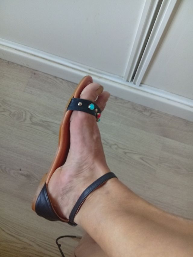 Sandalias planas negras y marrones