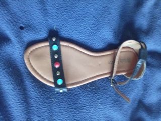 Sandalias planas negras y marrones