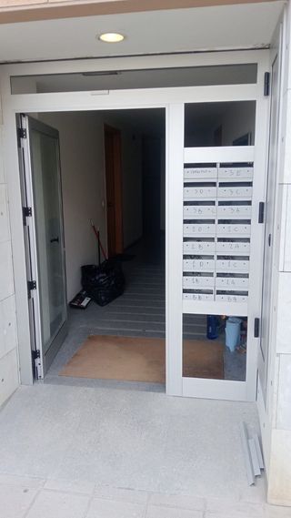 Persianas y puertas modernas