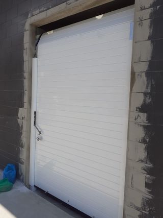 Persianas y puertas modernas