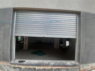 Persianas y puertas modernas