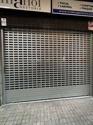 Persianas y puertas modernas