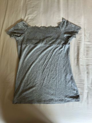 Camiseta gris con puntilla
