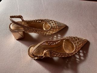 Sandalias doradas tejido