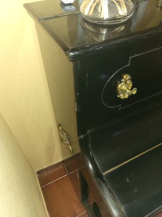 Piano vertical antiguo