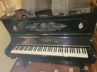 Piano vertical antiguo