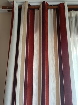 Cortinas rayas rojas y beige