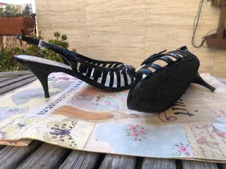 Sandalias Geox de charol tacón kitten. Talla 40