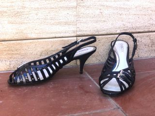 Sandalias Geox de charol tacón kitten. Talla 40