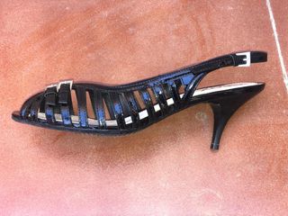 Sandalias Geox de charol tacón kitten. Talla 40