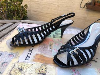 Sandalias Geox de charol tacón kitten. Talla 40