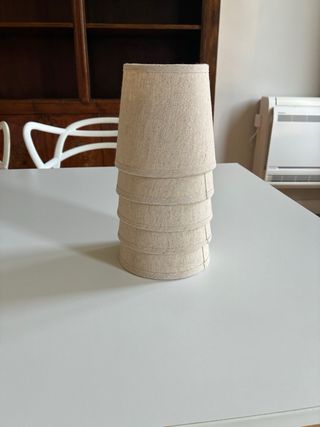 Elegante lámpara colgante y cinco pantallas beige