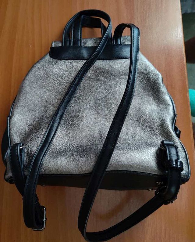 Bolso mochila negra y plateada