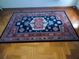 Alfombra étnica roja y azul