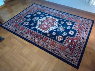Alfombra étnica roja y azul