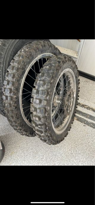 2 Ruedas Motocross con llantas para moto.