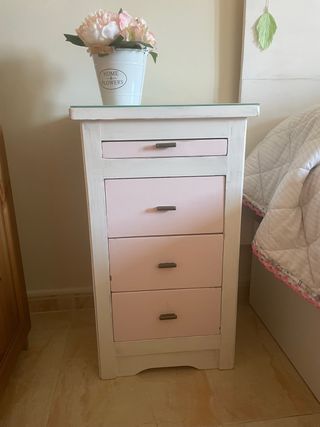 Mesilla Comoda rustica blanca y rosa. OPORTUNIDAD