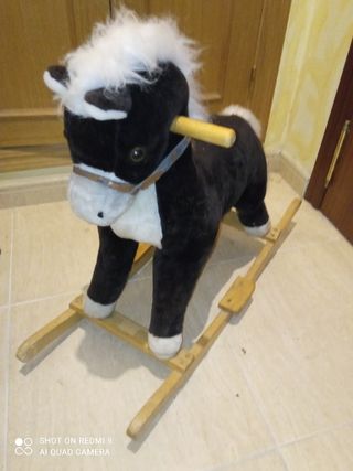 Caballito balancín madera con sonido.