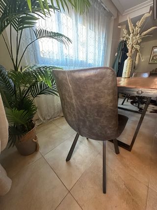 4 Sillas comedor de Diseño en piel marrón. 