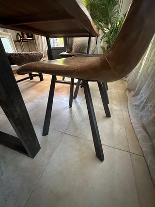 4 Sillas comedor de Diseño en piel marrón. 