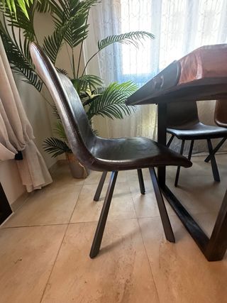 4 Sillas comedor de Diseño en piel marrón. 