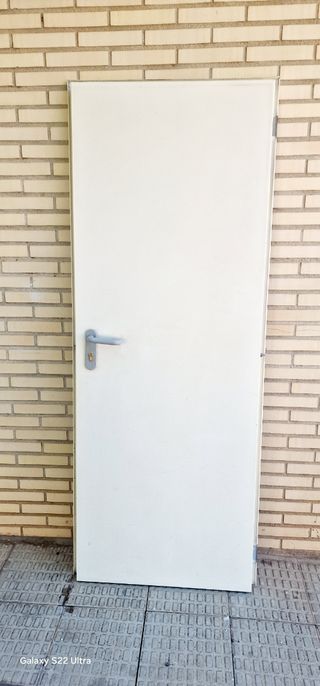 Puerta blanca con marco - Exterior