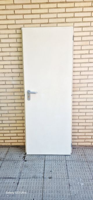 Puerta blanca con marco - Exterior
