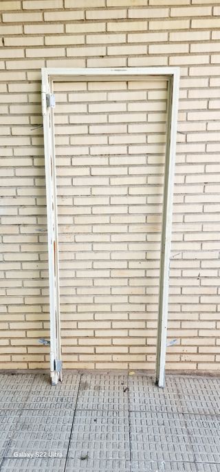 Puerta blanca con marco - Exterior