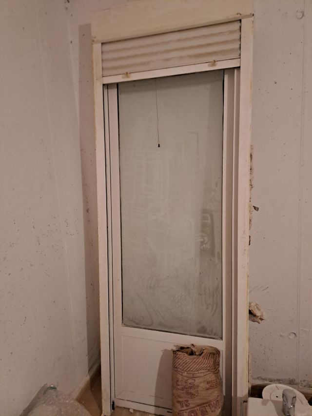 ventana redonda y puerta cuadra de cristal consult