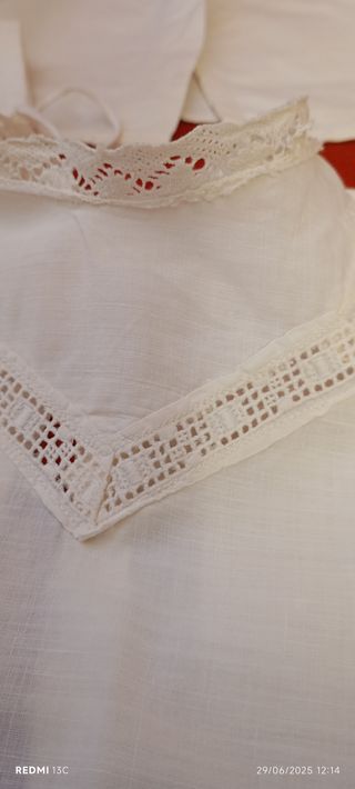 Lote de 4 piezas antiguas de lino para bebe.