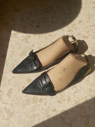 Zapatos de piel, negros, con tacón bajo, a la moda