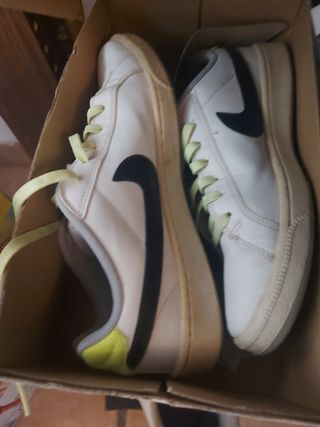 Zapatillas Nike blancas y amarillas